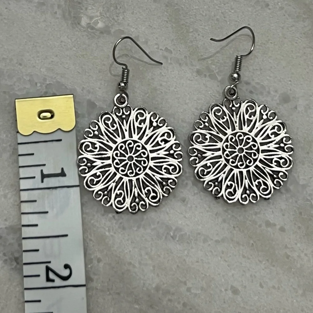 Round Silver metal earrings and silvery and turquoise colored Ankle Bracelet - Picture 3 of 5